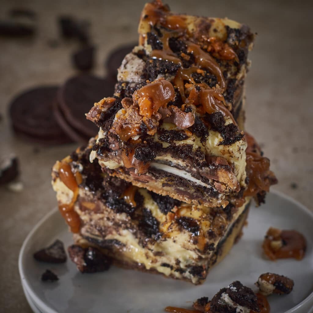 butterfingers and oreos cheesecake bars