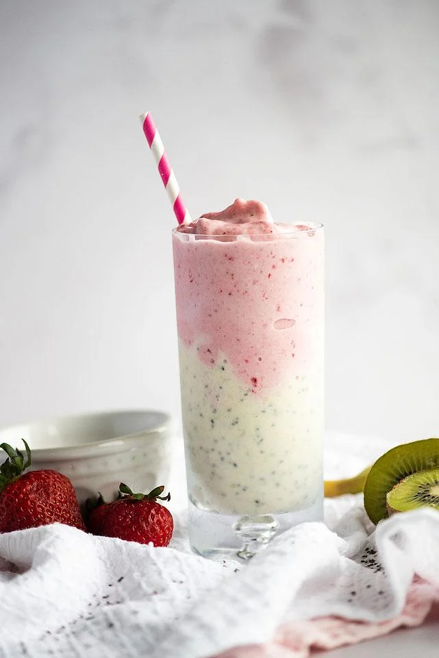 Coconut Strawberry Kiwi Smoothie by Xoxo Bella