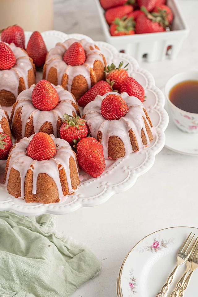 Mini Strawberry Bundt Cakes by Xoxo Bella FI