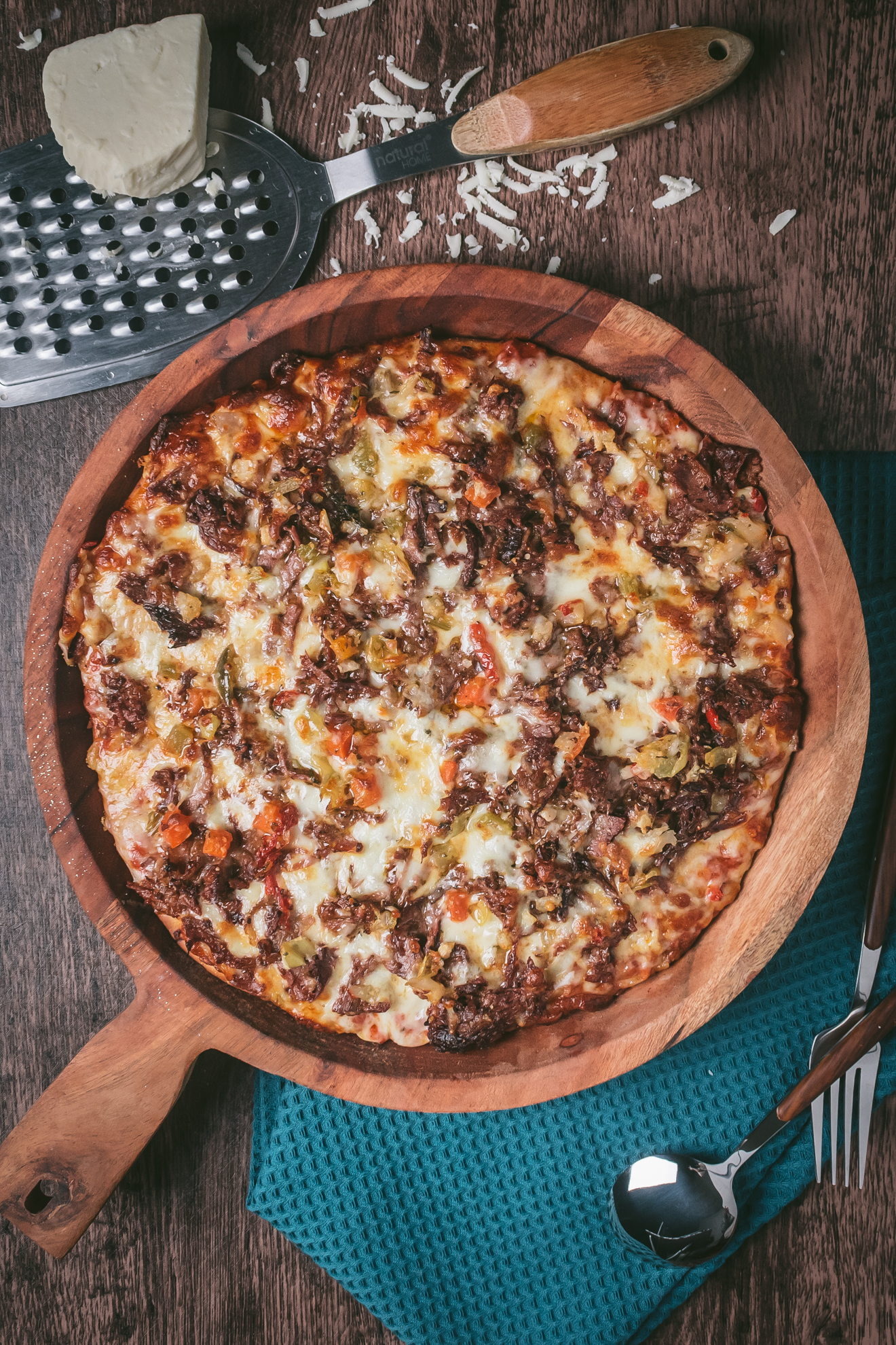 Italian beef and giardiniera pizza on a round tray.