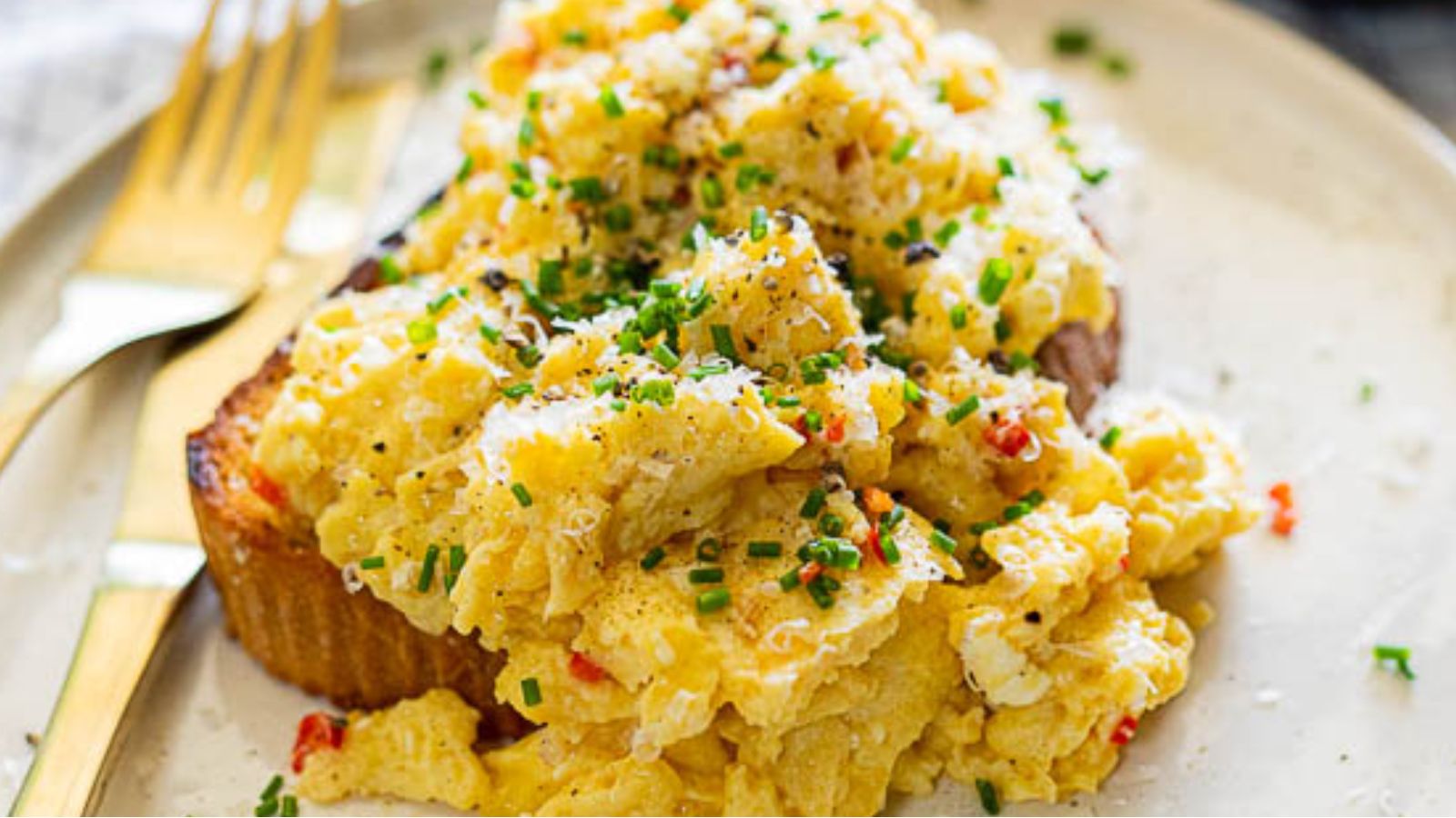 Snooze Button Specials: 21 Breakfasts 30 Minutes Or Less Spicy Cheesy Scrambled Eggs by Simply Delicious